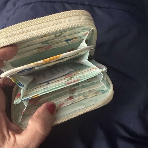 Wallet brand lug to protect your charge cards - Picture 14 of 15